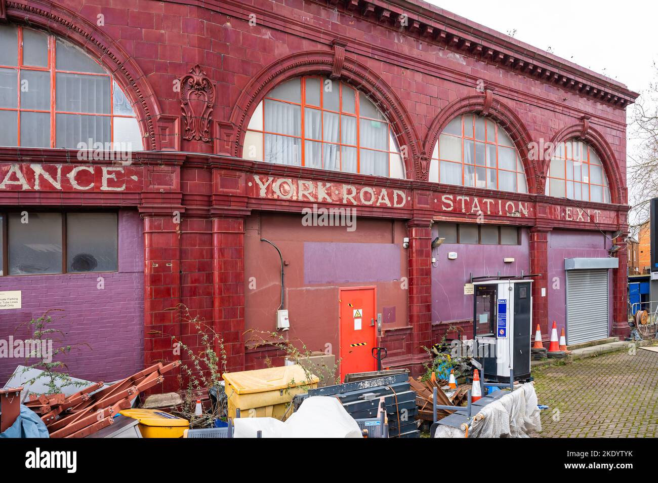 York Rd Station Disused york road underground station hi-res stock photography and ...