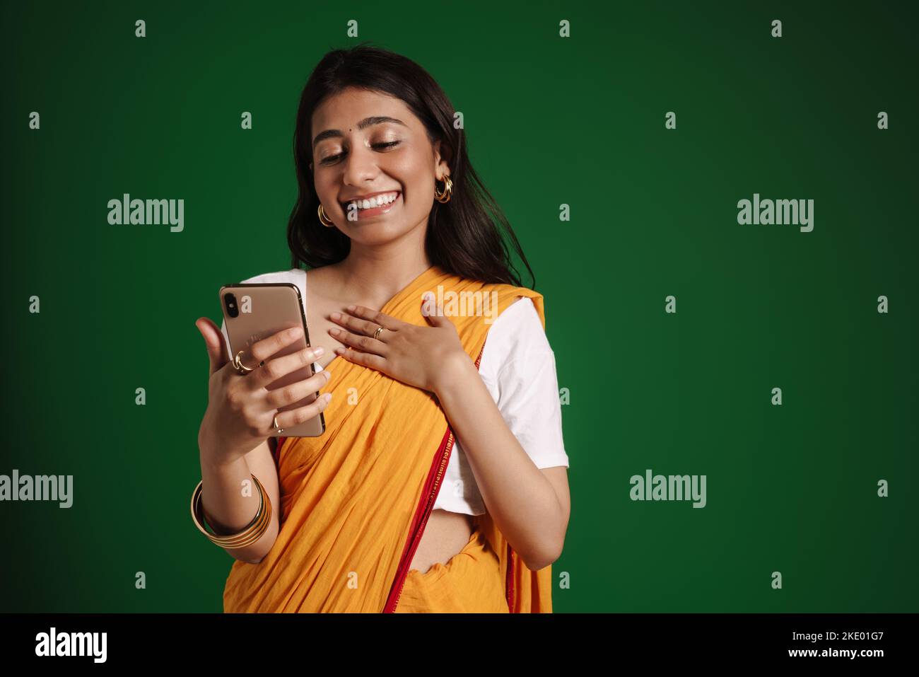 Indian woman wearing green sari hi-res stock photography and images - Alamy
