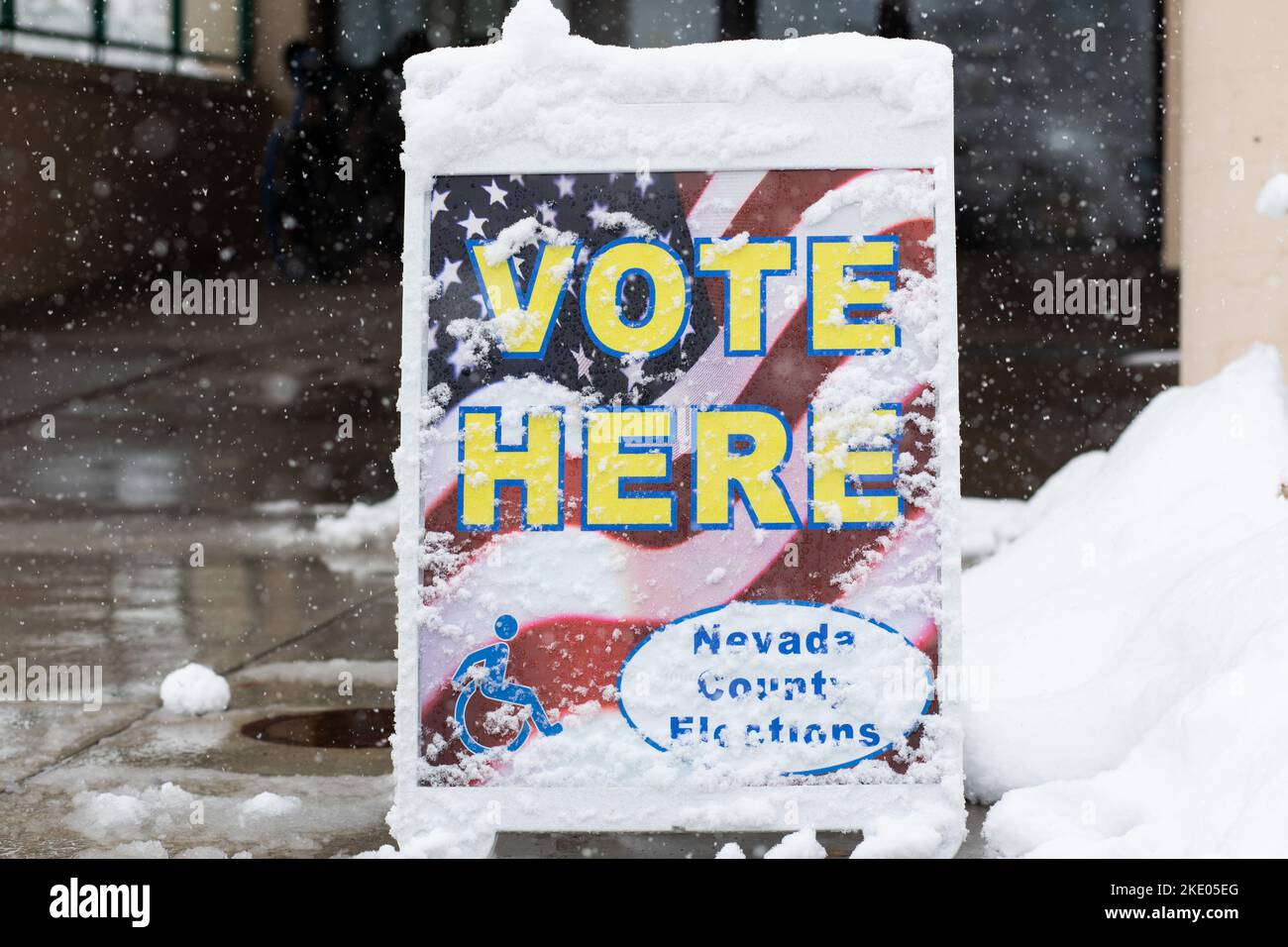 Snowfall and heavy storms impact much of the Western United States during the Midterm Elections. Voting signs posted in front of the Town Hall in central Truckee part of Nevada County, California. November 8, 2022 (Photo by Hale Irwin/Sipa USA) Stock Photo