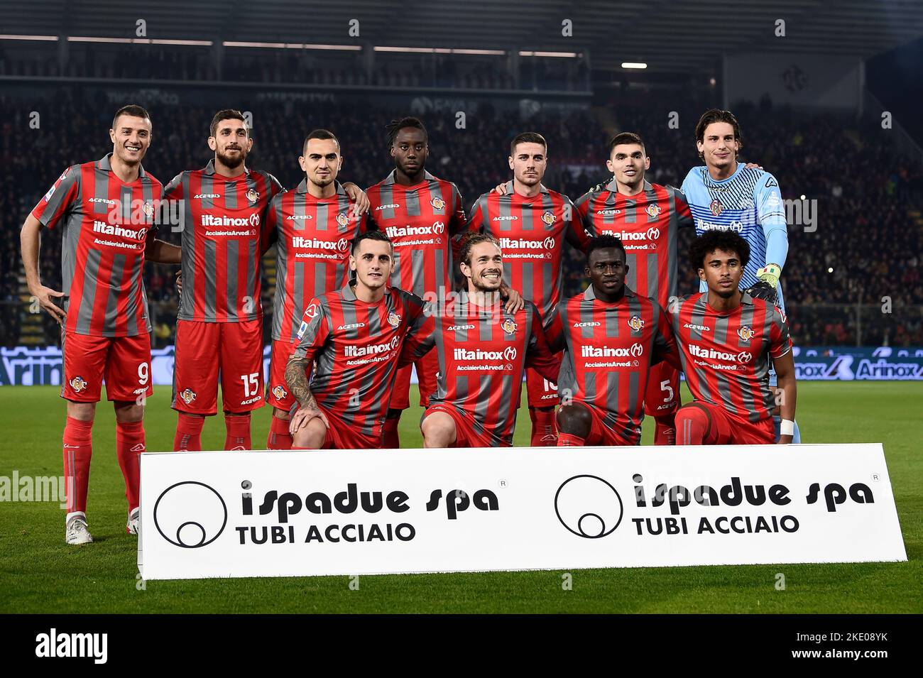 Cremona, Italy. 08 November 2022. Players of US Cremonese pose for a team photo prior to the Serie A football match between US Cremonese and AC Milan. Credit: Nicolò Campo/Alamy Live News Stock Photo