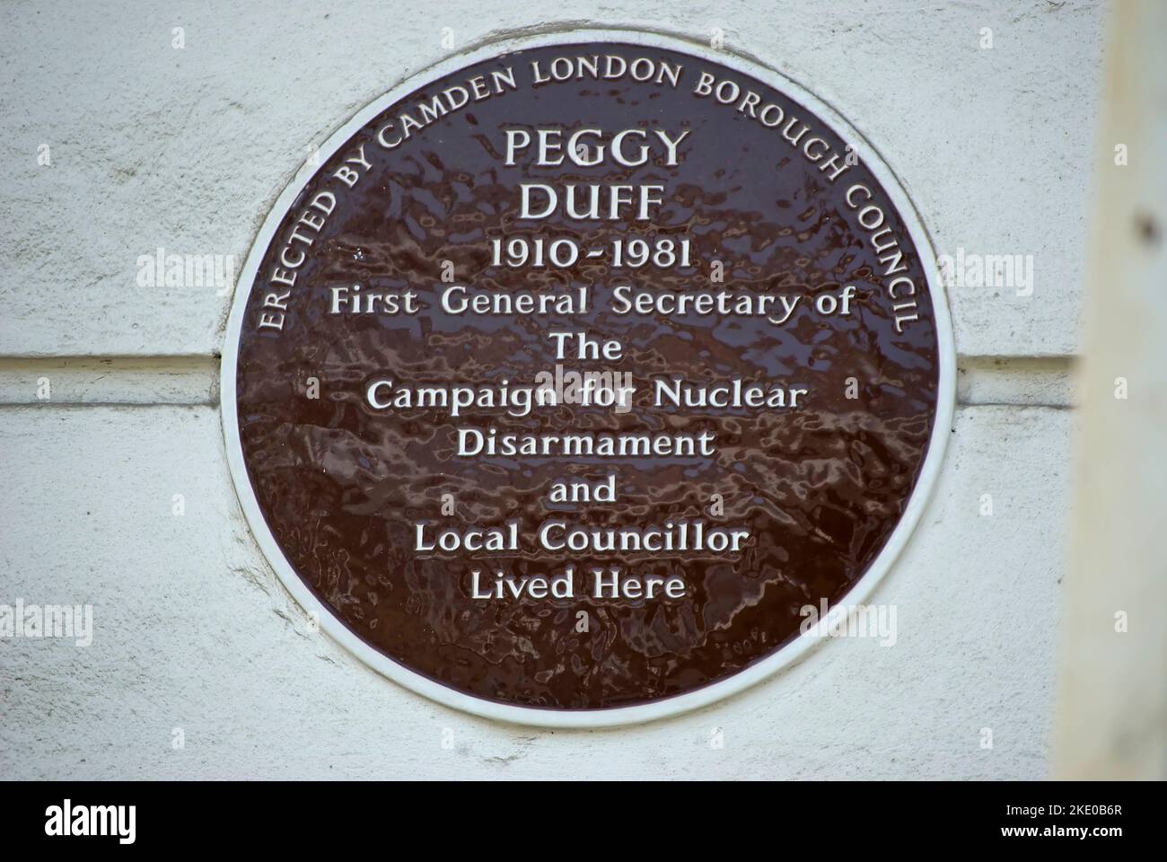 camden council plaque marking a home of first general secretary of cnd, peggy duff, camden, london, england Stock Photo