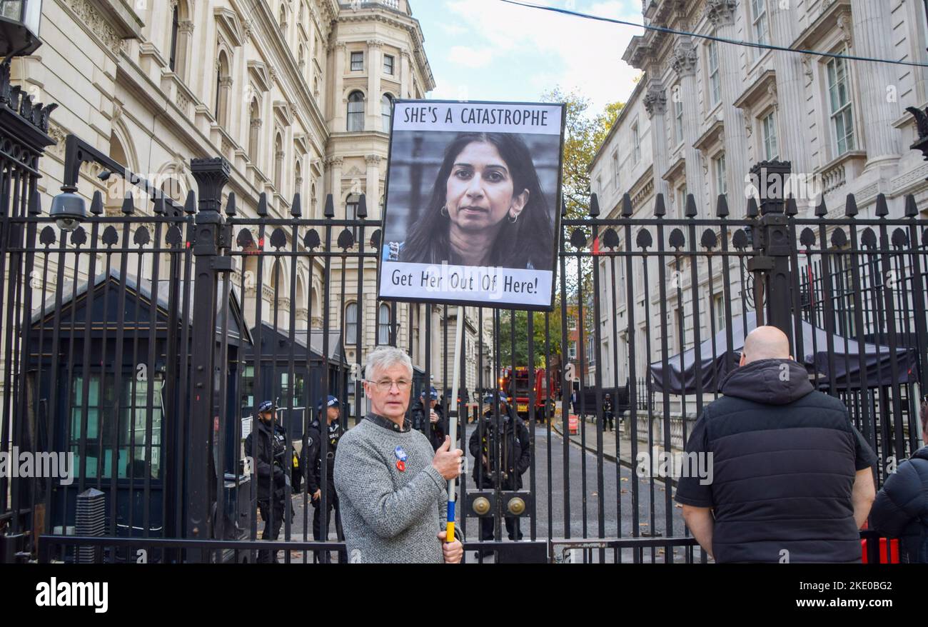 London, UK. 9th November 2022. A protester holds a placard calling for the removal of Home Secretary Suella Braverman outside Downing Street as Rishi Sunak faced Prime Minister's Questions. Credit: Vuk Valcic/Alamy Live News Stock Photo