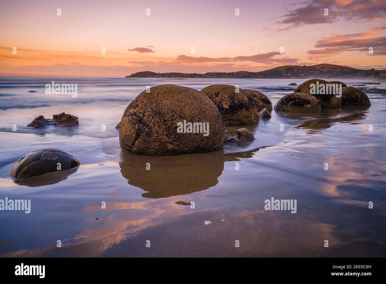 The round stones on the water's surface. Moeraki Boulders Beach ...