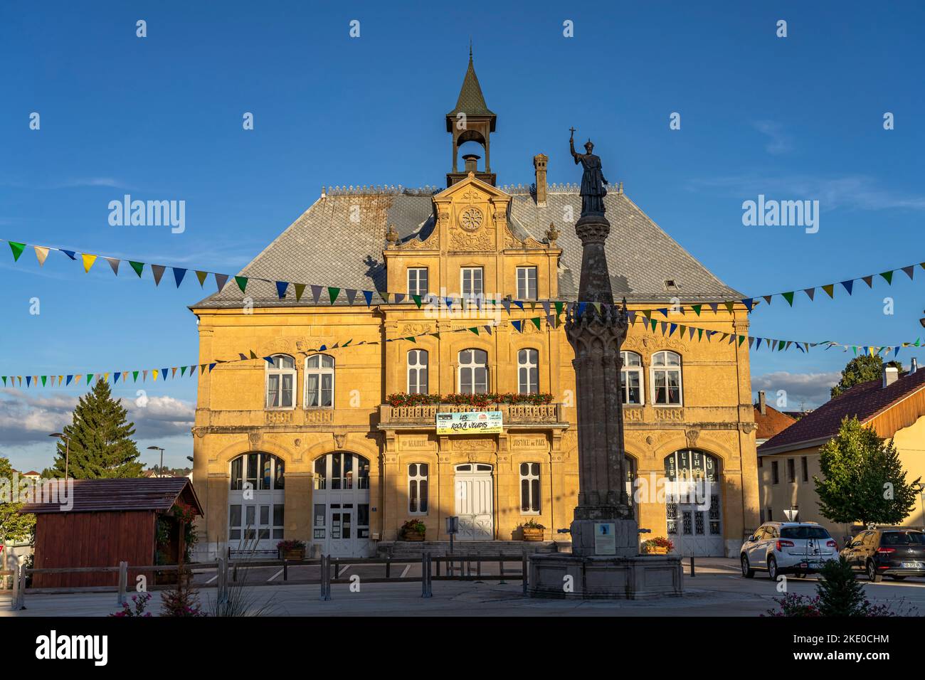 Das Rathaus Hôtel de Ville in Le Russey, Bourgogne-Franche-Comté, Frankreich, Europa |  Le Russey Town hall  Hôtel de Ville, Le Russey, Bourgogne-Fran Stock Photo