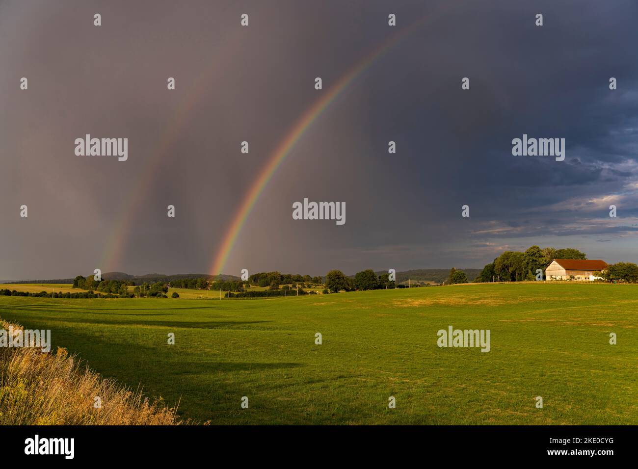 Regenbogen über Land bei Le Moulin, Trévillers, Bourgogne-Franche-Comté, Frankreich, Europa | Rainbow over the countryside near Le Moulin, Trévillers, Stock Photo