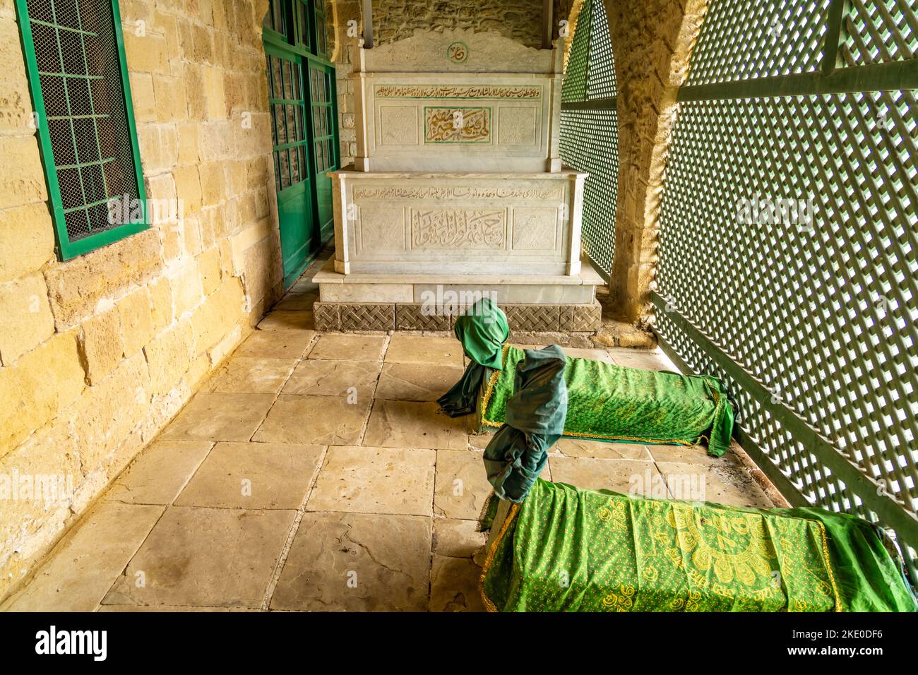 Grab in der Moschee Hala Sultan Tekke, Larnaka, Zypern, Europa  |  Grave at the Hala Sultan Tekke or Mosque of Umm Haram, Larnaca, Cyprus, Europe Stock Photo