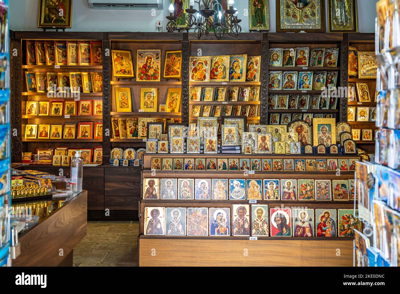 Ikonen in einem Andenkenladen in Larnaka, Zypern, Europa  |  Icons at asouvenir store in Larnaca, Cyprus, Europe Stock Photo