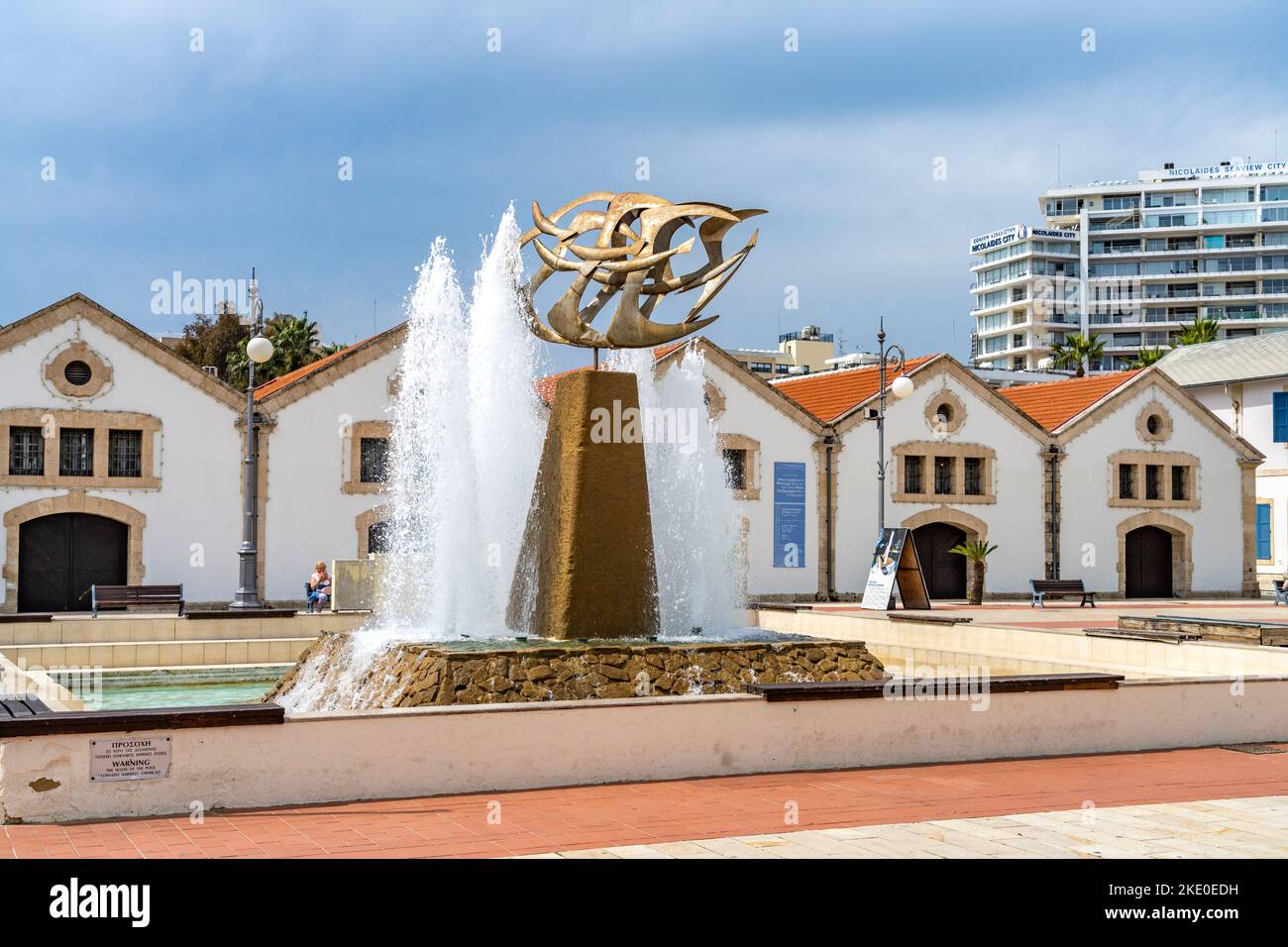 Brunnen und Regierungsgebäude am Europa Platz, Larnaka, Zypern, Europa  |  Europe's square with fountain and government buildings, Larnaca, Cyprus, Eu Stock Photo