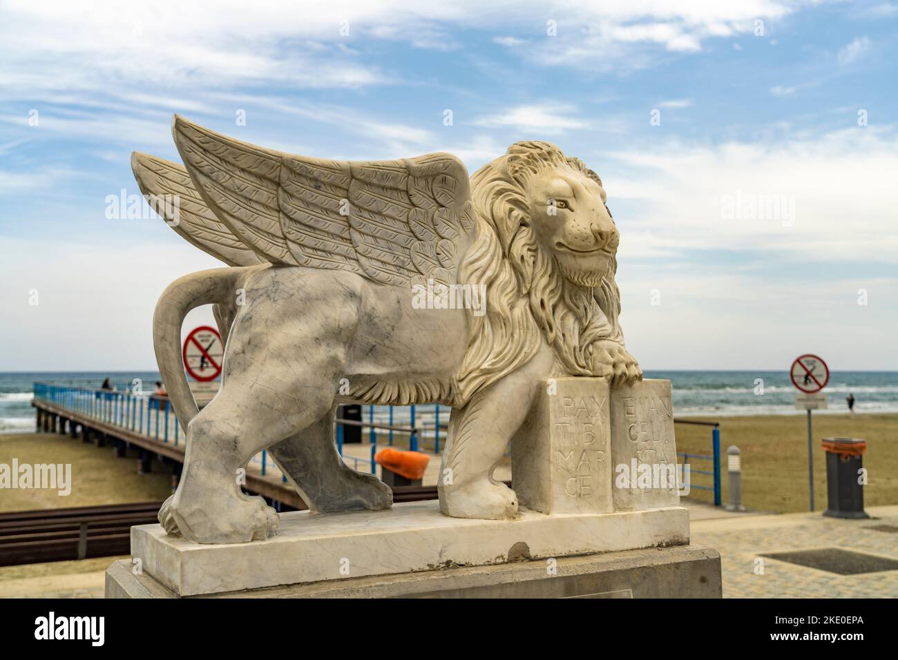 venezianischer geflügelter Löwe an der Uferpromenade in Larnaka, Zypern, Europa  |  Winged venetian Lion statue on the promenade in Larnaca, Cyprus, E Stock Photo