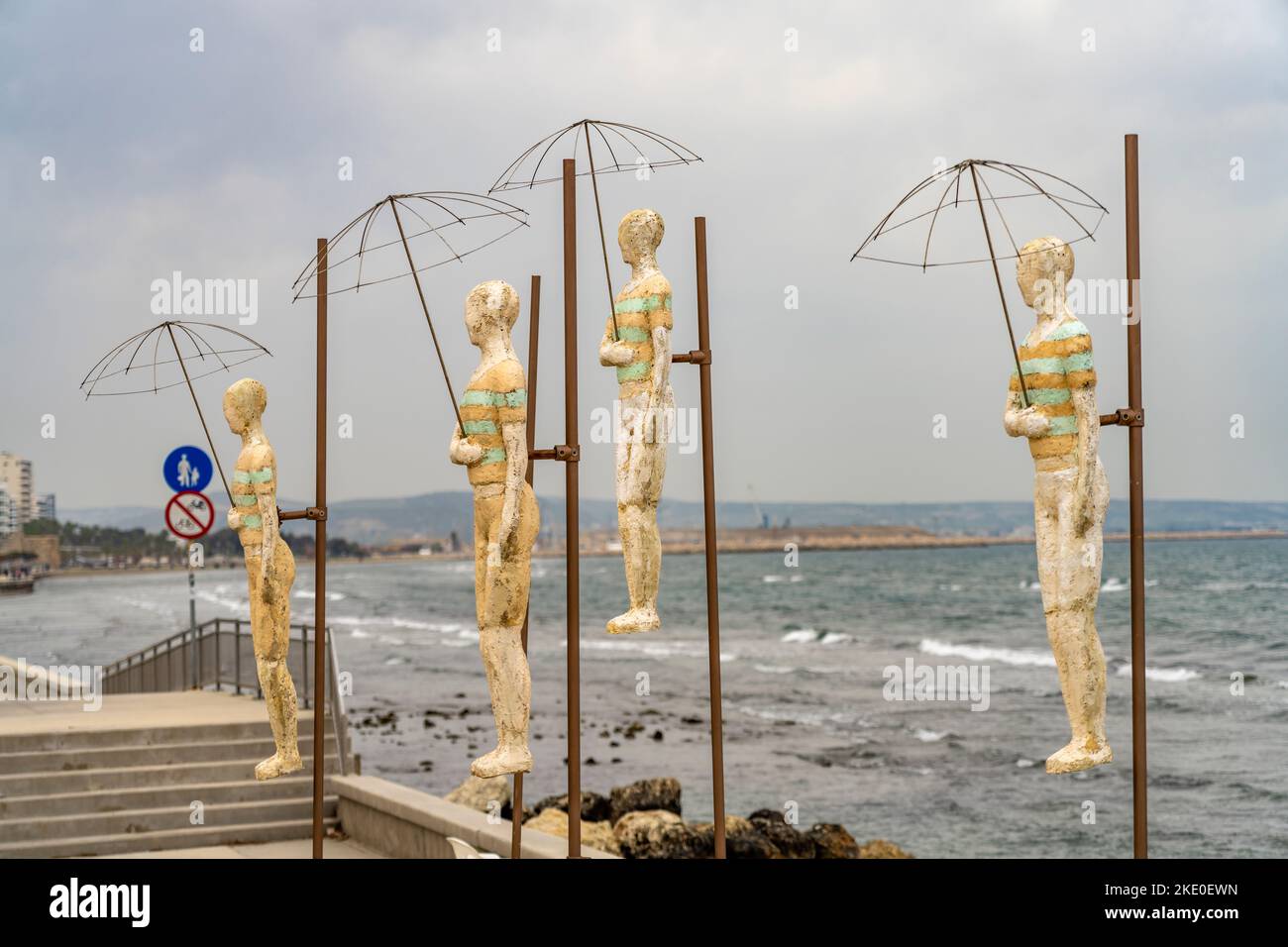 Skulptur mit Regenschirmen an der Uferpromenade in Larnaka, Zypern, Europa  |  Sculpture with umbrellas at the waterfront promenade in Larnaca, Cyprus Stock Photo