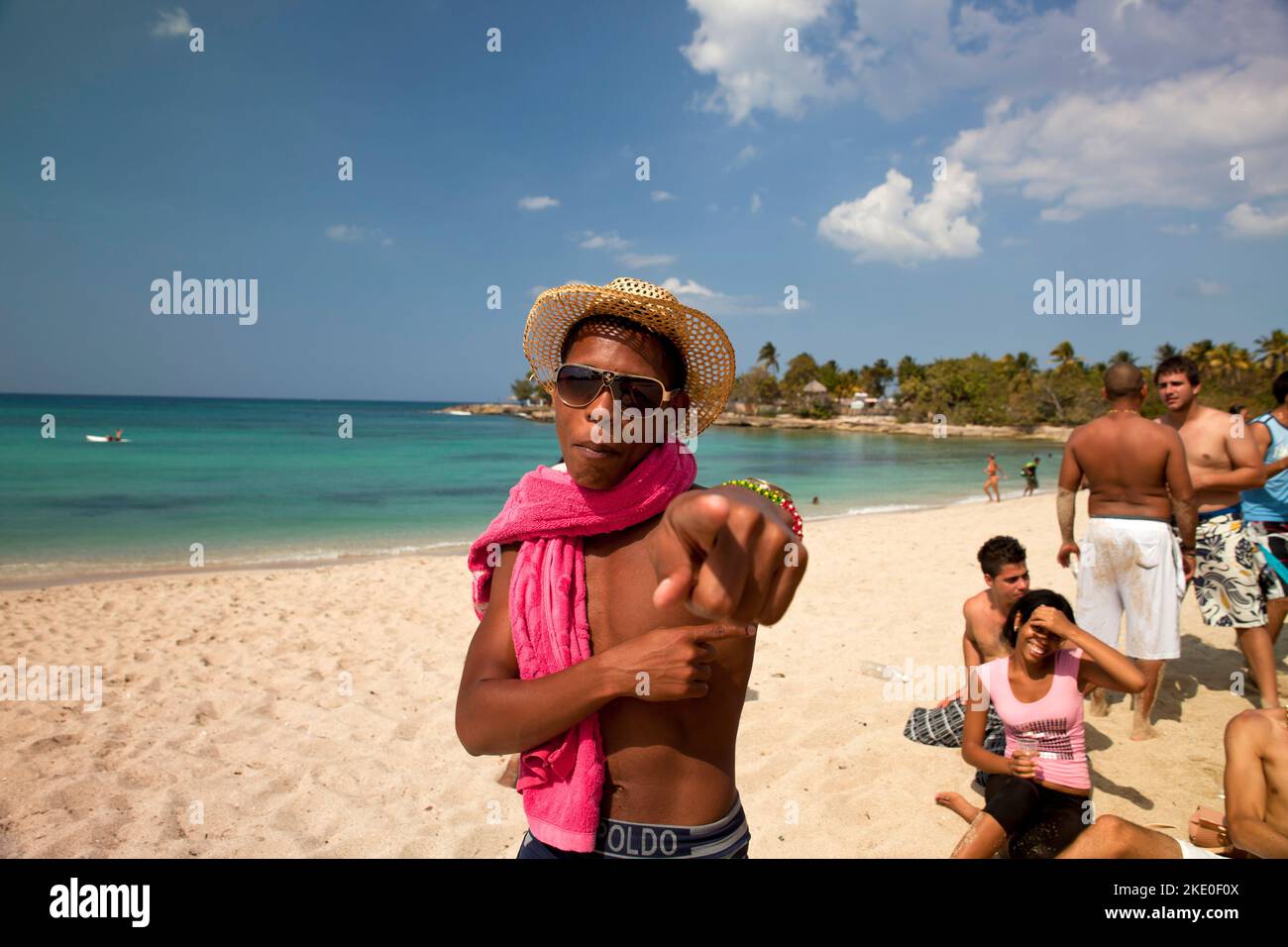junge feiernde Kubaner am Strand von Bacuranao, Playas del este, Havanna, Kuba, Karibik  | cuban youth having a party  at Bacuranao Beach, Playas del Stock Photo