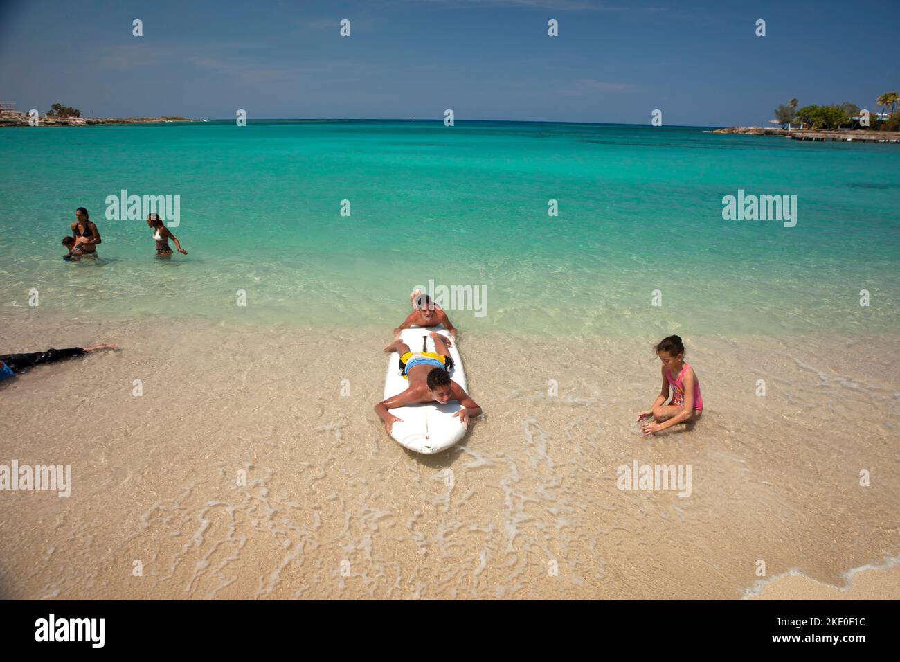 Kinder mit Surfbrett am Strand von Bacuranao, Playas del este, Havanna, Kuba, Karibik  | kids with surf board at Bacuranao Beach, Playas del este,  Ha Stock Photo
