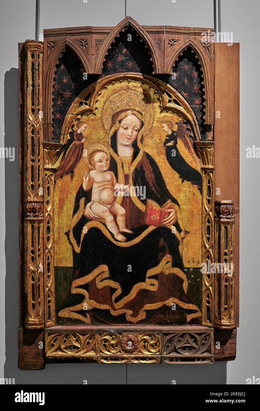 Madonna col Bambino e due angeli  - tempera su tavola - pittore vicentino  - metà del XV secolo  - Vicenza, Museo Diocesano Stock Photo