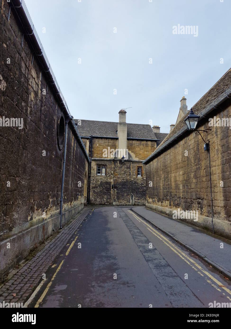 A vertical shot of a narrow street in Oxford. England, UK Stock Photo ...
