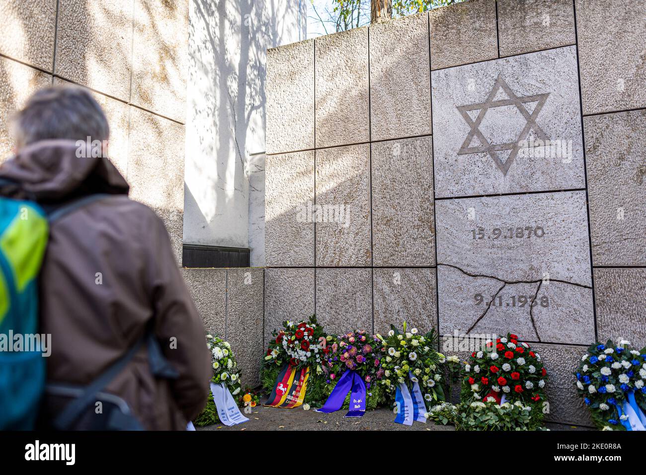 Wreath Inscription Hanover, Germany. 09th Nov, 2022. Wreaths of flowers lie in front of ...