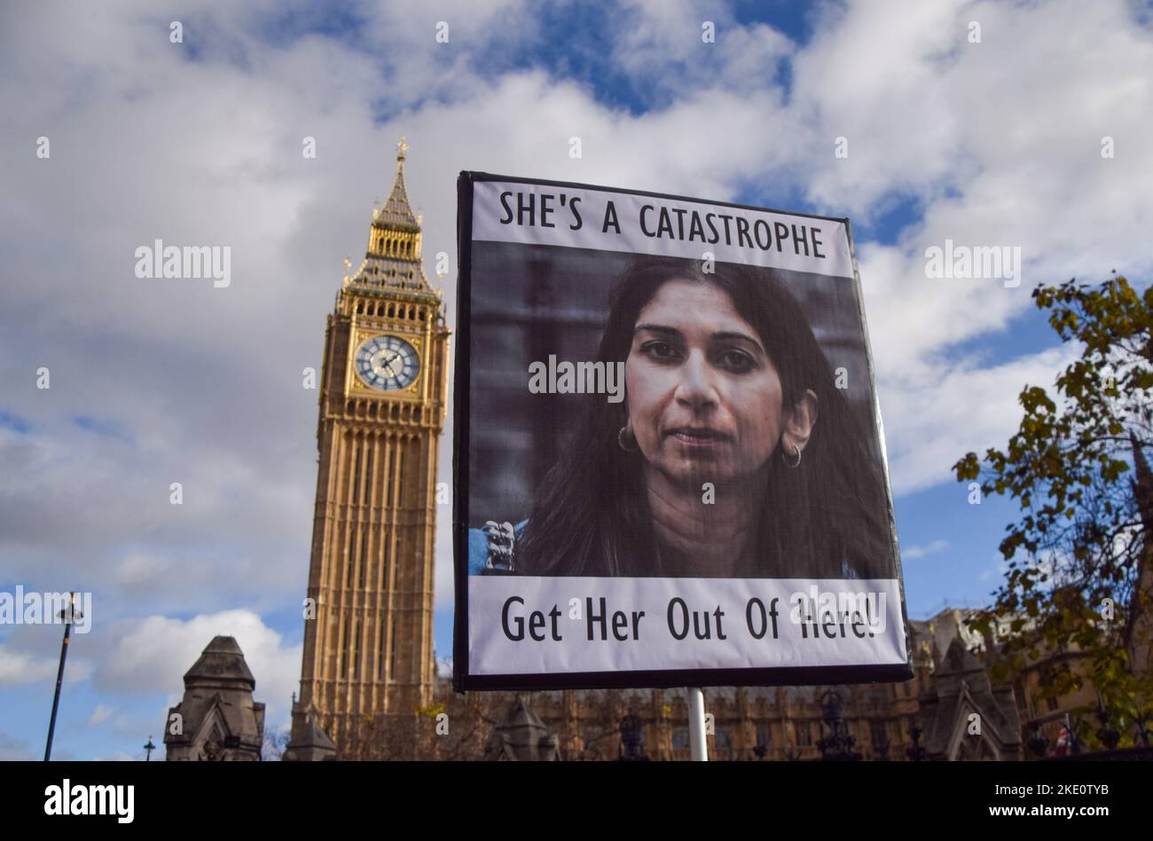 London, UK. 9th November 2022. A protester outside Parliament holds a placard calling for the removal of Home Secretary Suella Braverman. Anti-Tory Government portesters gathered in Westminster as Rishi Sunak faced Prime Minister's Questions. Credit: Vuk Valcic/Alamy Live News Stock Photo