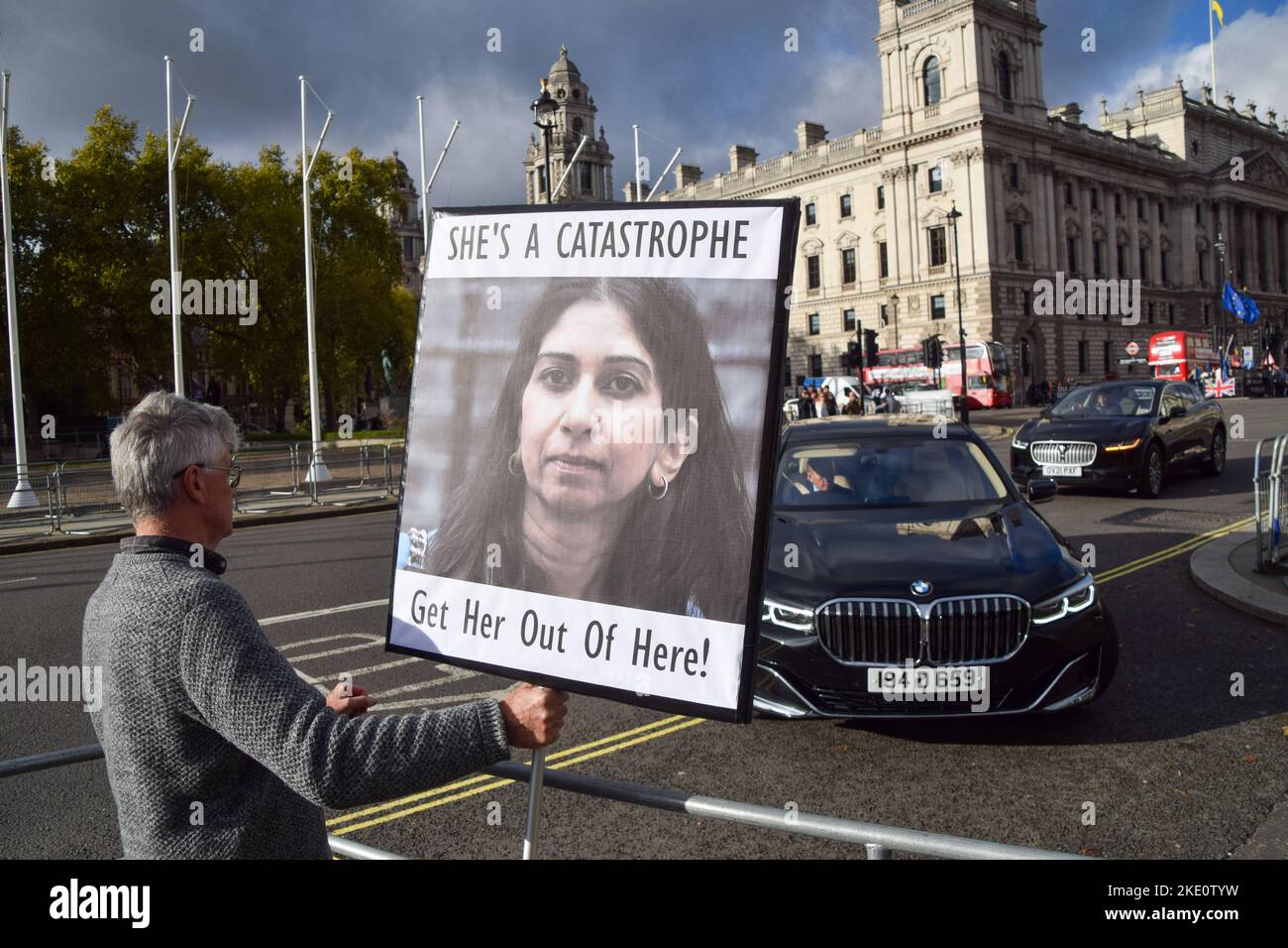 London, UK. 9th November 2022. A protester outside Parliament greets arriving officials with a placard calling for the removal of Home Secretary Suella Braverman. Anti-Tory Government portesters gathered in Westminster as Rishi Sunak faced Prime Minister's Questions. Credit: Vuk Valcic/Alamy Live News Stock Photo