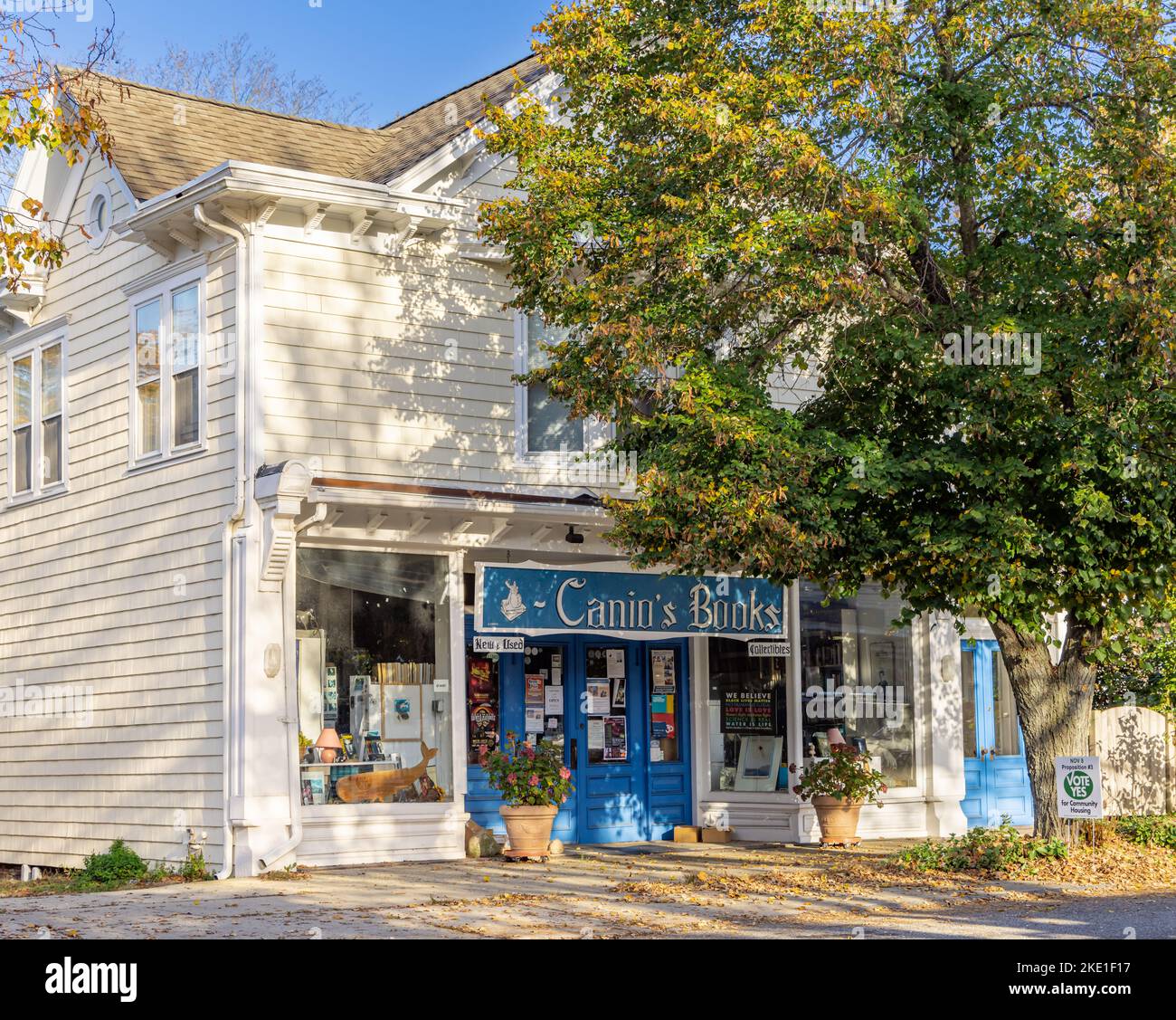 Quaint book store hires stock photography and images Alamy
