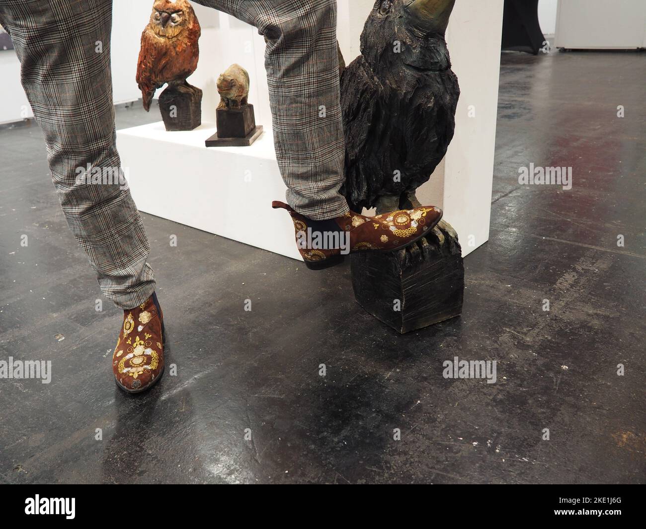 The decorated brown suede boots and bird sculptures at Discovery Art Fair Frankfurt 2022 Stock Photo