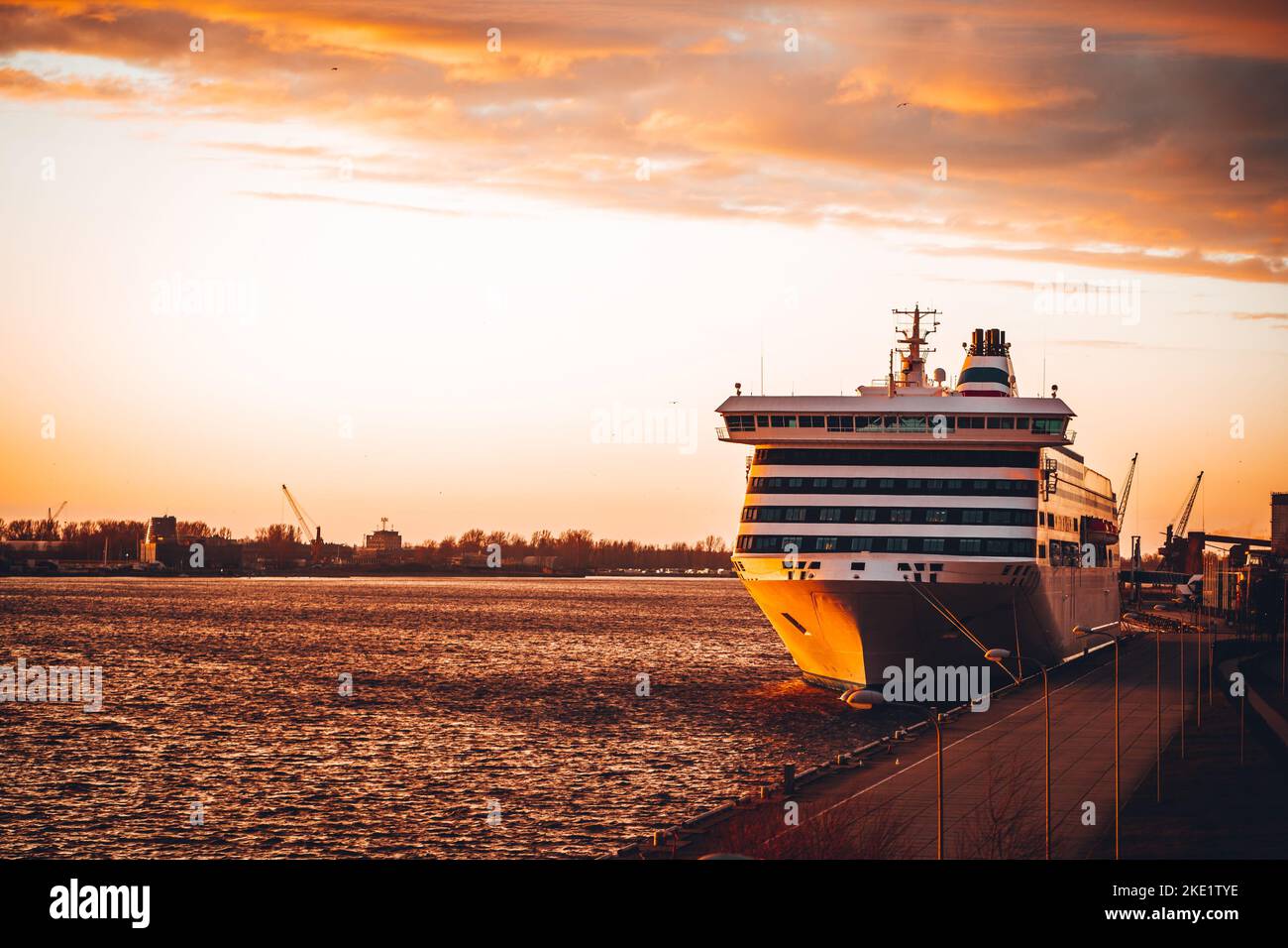 Small luxury cruise ship hi-res stock photography and images - Alamy