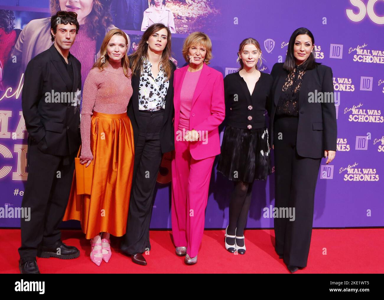 Berlin, Germany, 08/11/2022, World premiere of the film EINFACH MAL WAS  SCHÖNES in the zoo palace in the presence of the director, screenwriter  and leading actress Karoline Herfurth The photo shows the