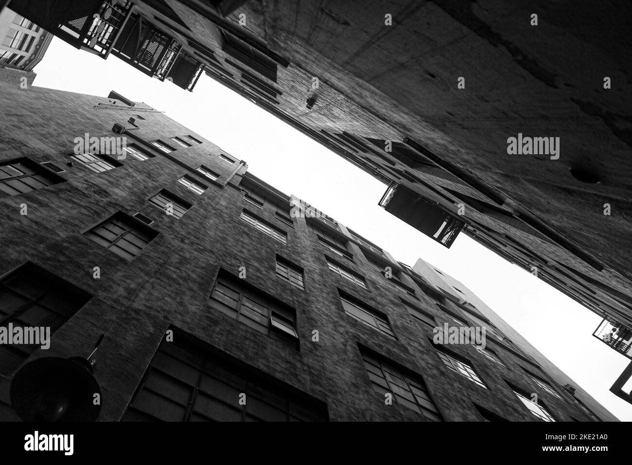 Low angle white facades Black and White Stock Photos & Images - Alamy
