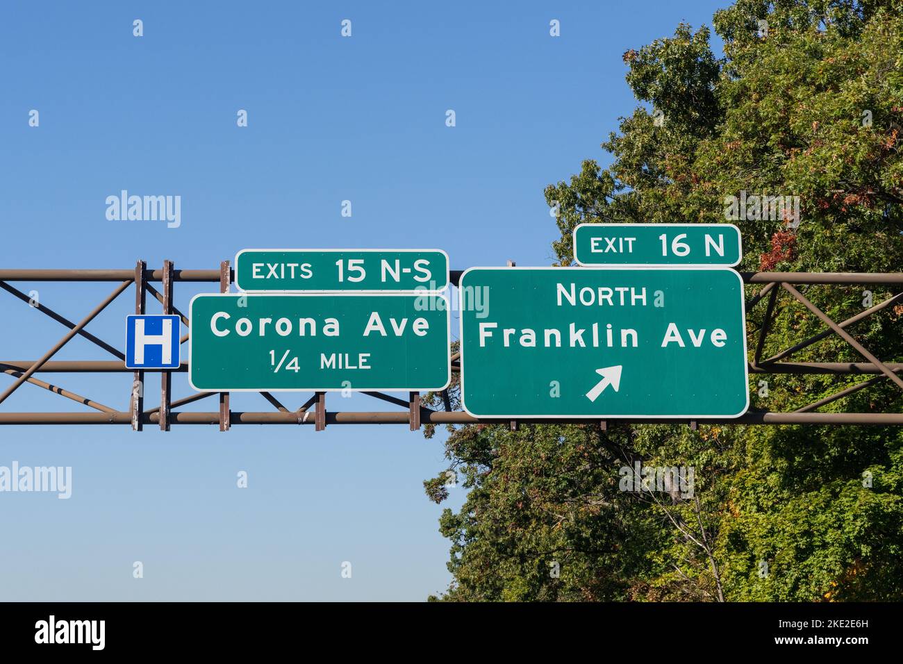 exit sign on the Southern State Parkway on Long Island, New York for 15 N-S Corona Ave and 16N North Franklin Ave with blue H sign indicating a hospit Stock Photo