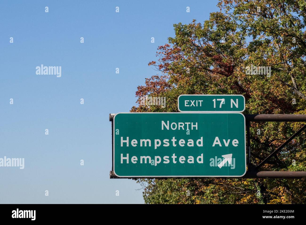 exit sign on the Southern State Parkway on Long Island, New York for 17 N North Hempstead Ave toward Hempstead. Stock Photo