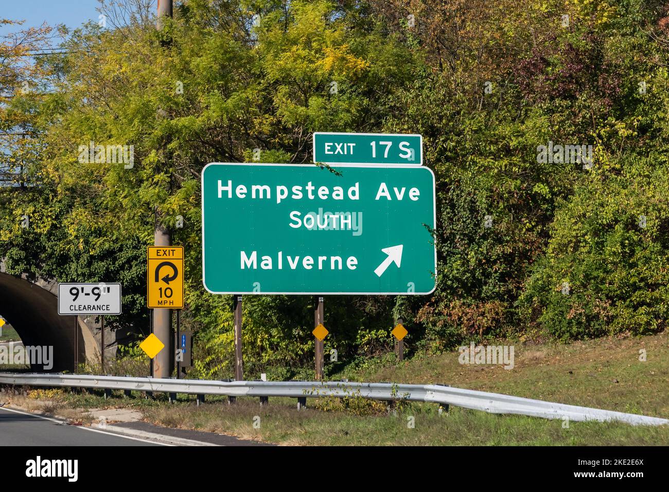 exit sign on the Southern State Parkway on Long Island, New York for 17 S South Hempstead Ave toward Malverne. Stock Photo