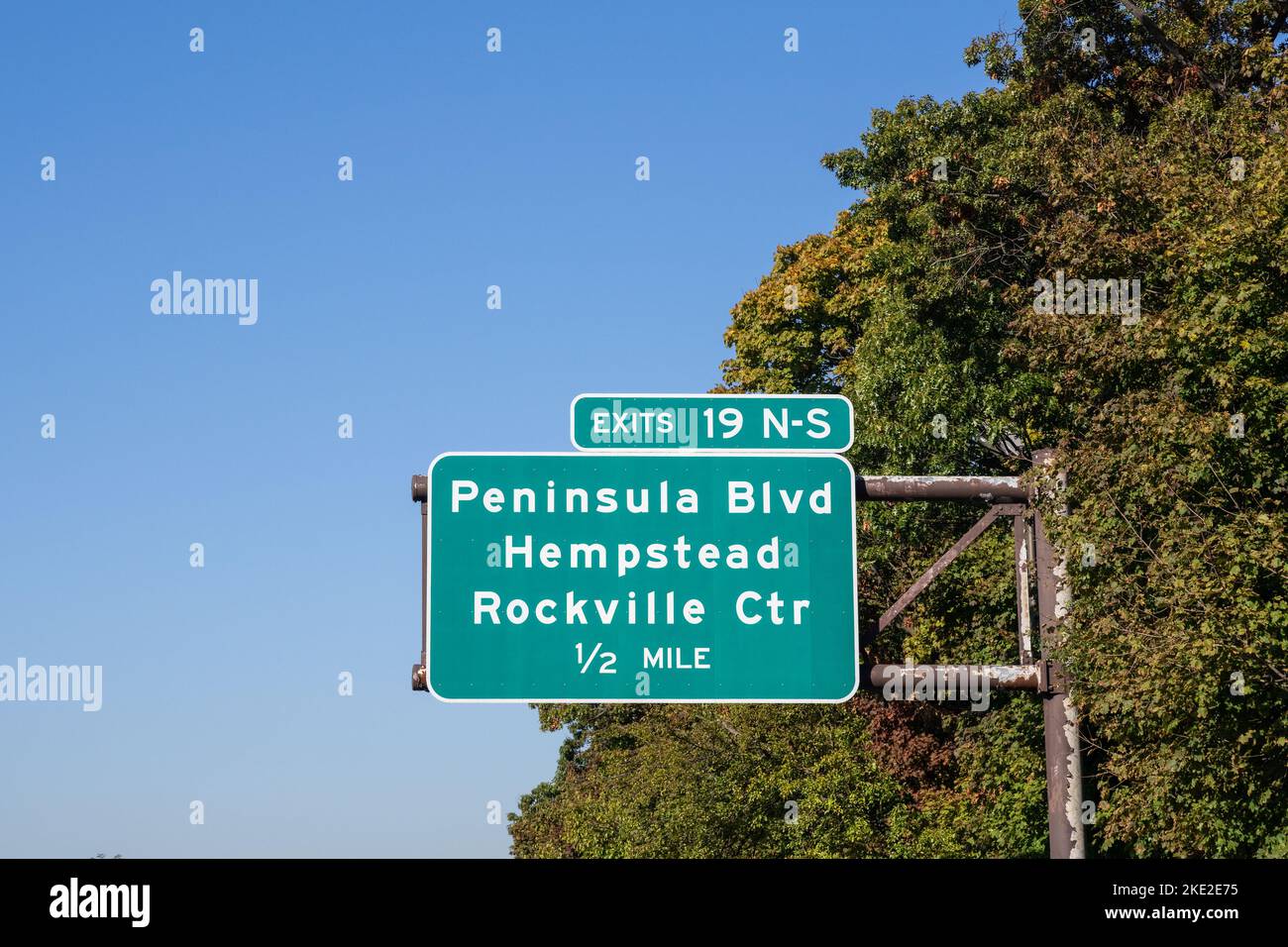 exit sign on the Southern State Parkway on Long Island, New York for 19 N-S Peninsula Blvd, Hempstead, Rockville Ctr Stock Photo