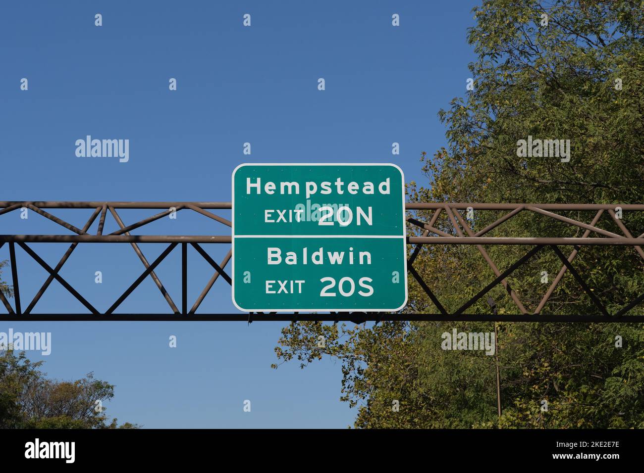 Exit sign on the Southern State Parkway on Long Island, New York for 20N Baldwin Road north toward Hempstead and 20S Grand Avenue south toward Baldwin Stock Photo