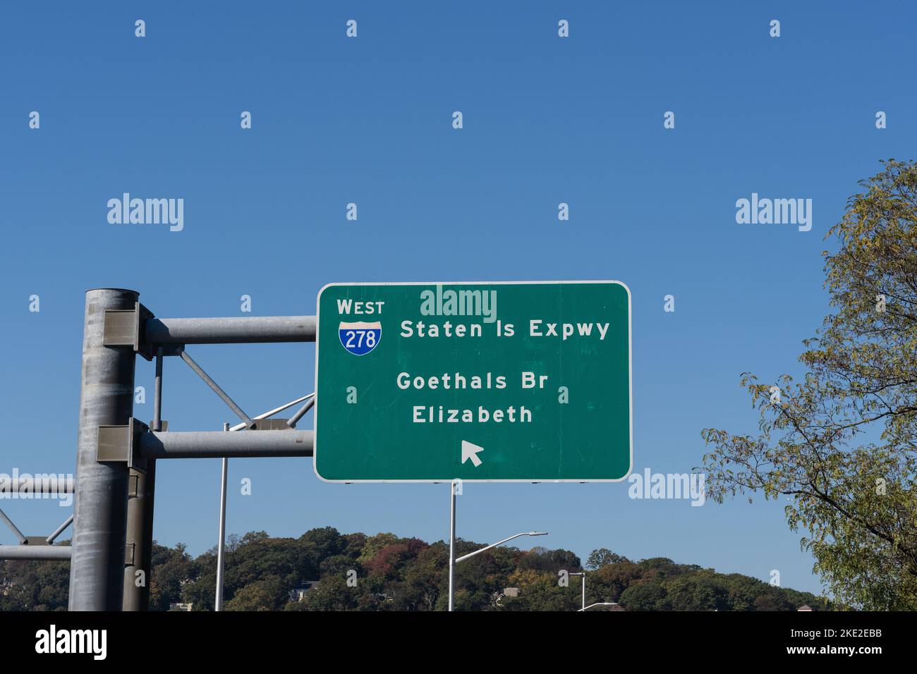 Staten Island, NY - Oct. 22, 2022: Sign for Interstate 278 West Staten Island Expressway toward Goethals Bridge and Elizabeth, New Jersey Stock Photo
