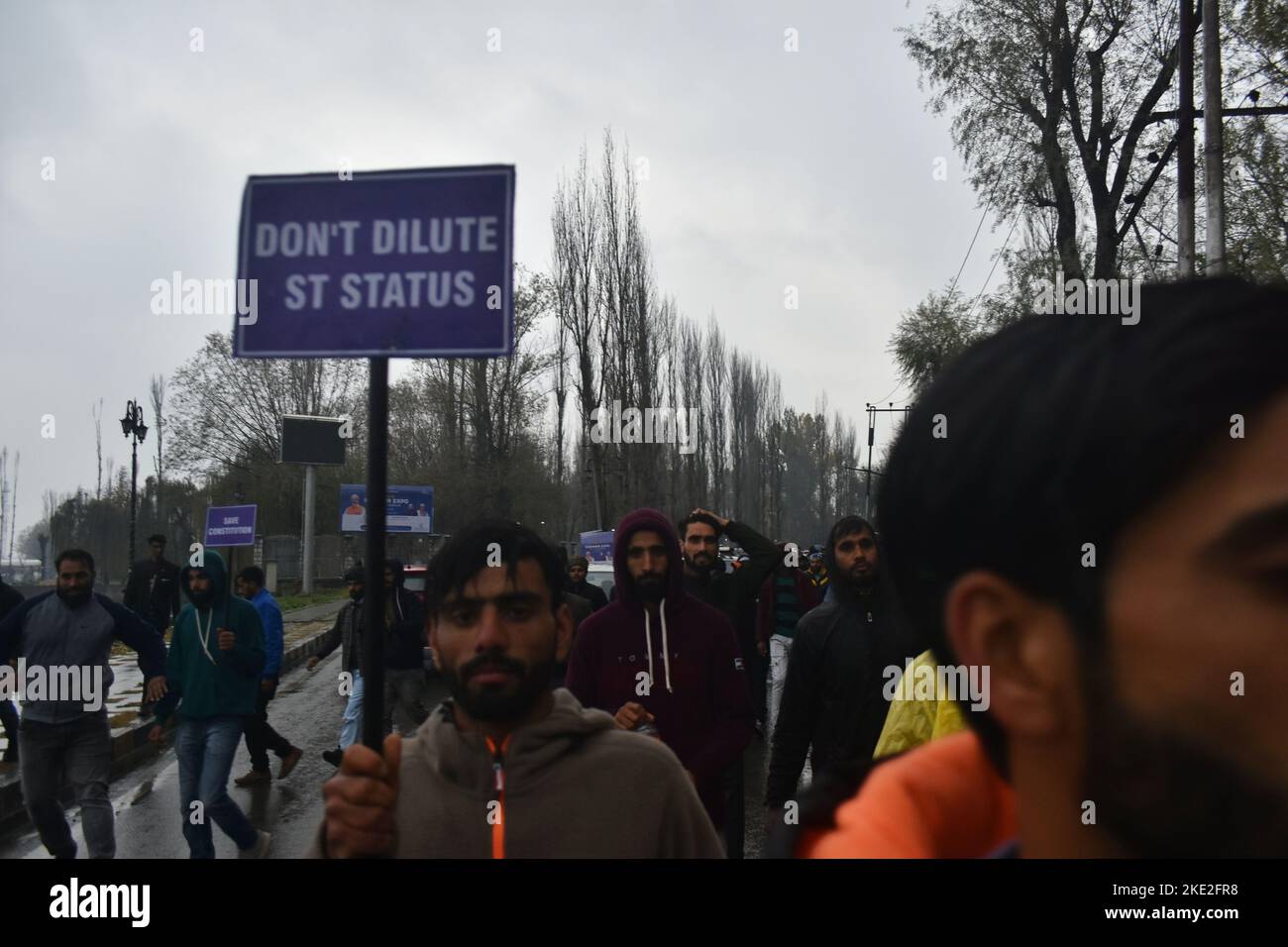 Hundreds of Gujjar and Bakerwal members holding placards, amid heavy ...