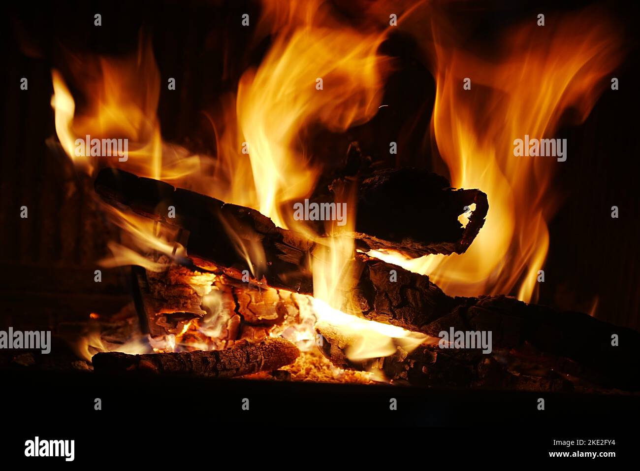 leños de madera en el fuego Stock Photo