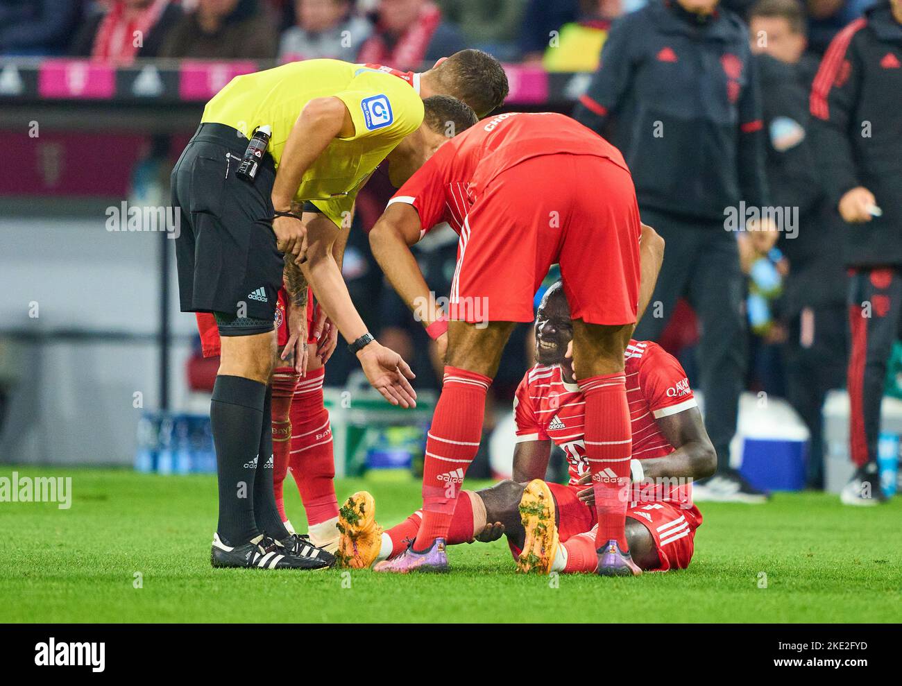 Sadio Mane (FCB 17) injury in the match FC BAYERN MÜNCHEN - SV WERDER BREMEN 6-1 1.German Football League on Nov 8, 2022 in Munich, Germany. Season 2022/2023, matchday 14, 1.Bundesliga, FCB, München, 14.Spieltag © Peter Schatz / Alamy Live News    - DFL REGULATIONS PROHIBIT ANY USE OF PHOTOGRAPHS as IMAGE SEQUENCES and/or QUASI-VIDEO - Stock Photo