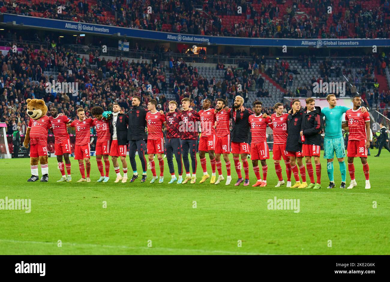 Team FCB celebrate with fans in the match FC BAYERN MÜNCHEN - SV WERDER BREMEN 6-1 1.German Football League on Nov 8, 2022 in Munich, Germany. Season 2022/2023, matchday 14, 1.Bundesliga, FCB, München, 14.Spieltag © Peter Schatz / Alamy Live News    - DFL REGULATIONS PROHIBIT ANY USE OF PHOTOGRAPHS as IMAGE SEQUENCES and/or QUASI-VIDEO - Stock Photo
