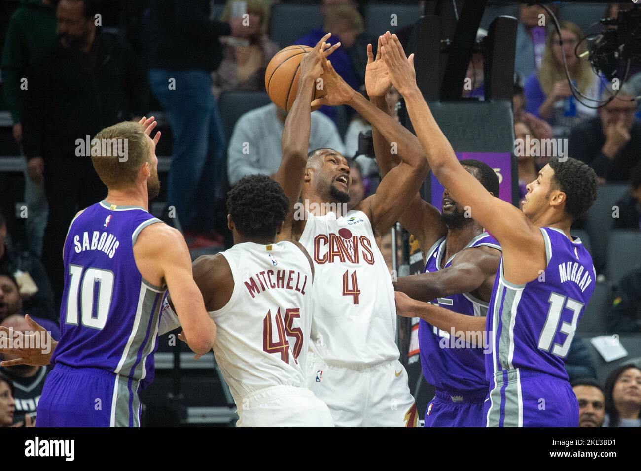 Sacramento Kings forward Keegan Murray (13) dunks against Los Angeles  Lakers forward Wenyen Gabriel (35) during