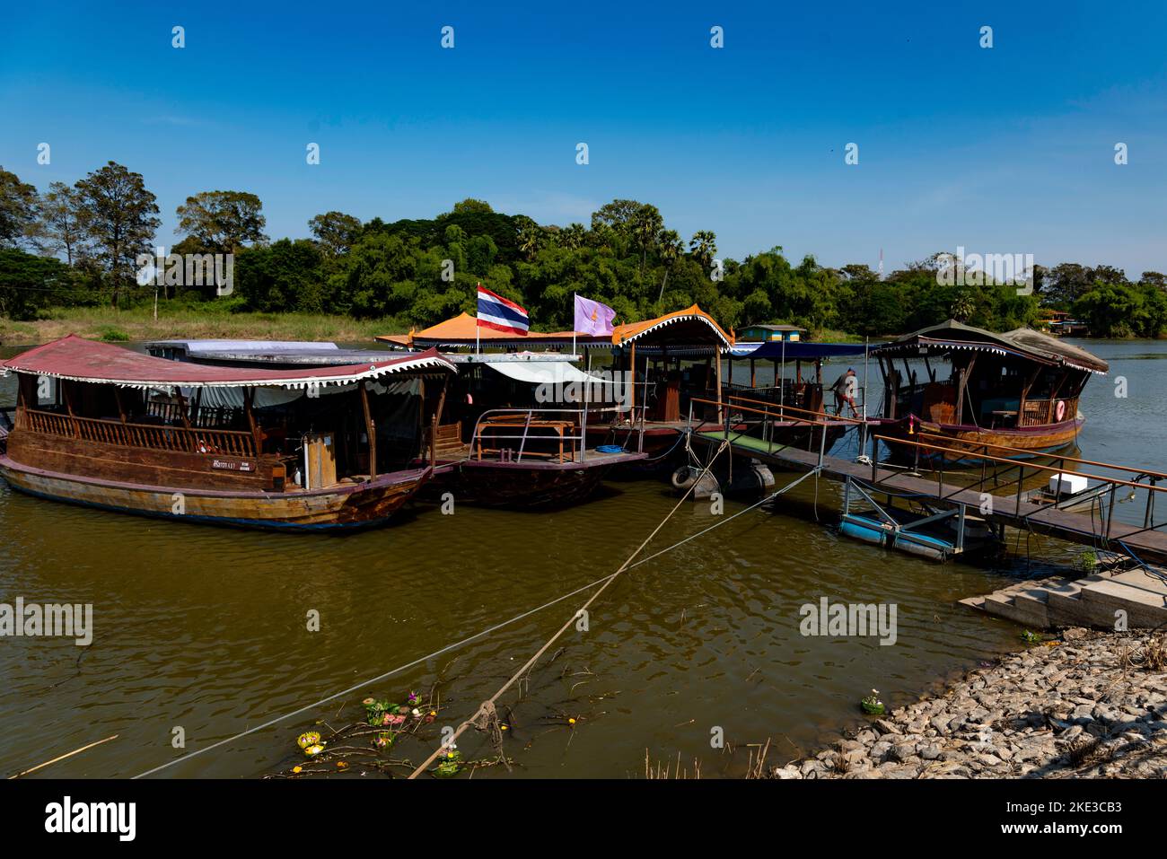 Tailandia 10-11-2022 uno de los ríos donde viven los trabajadores del campo en pobreza extrema los sueldos bajos y comen de l Stock Photo