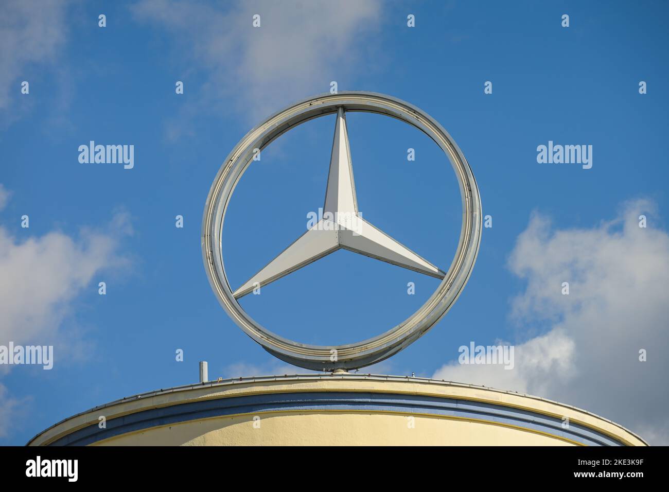 Mercedesstern hi-res stock photography and images - Alamy