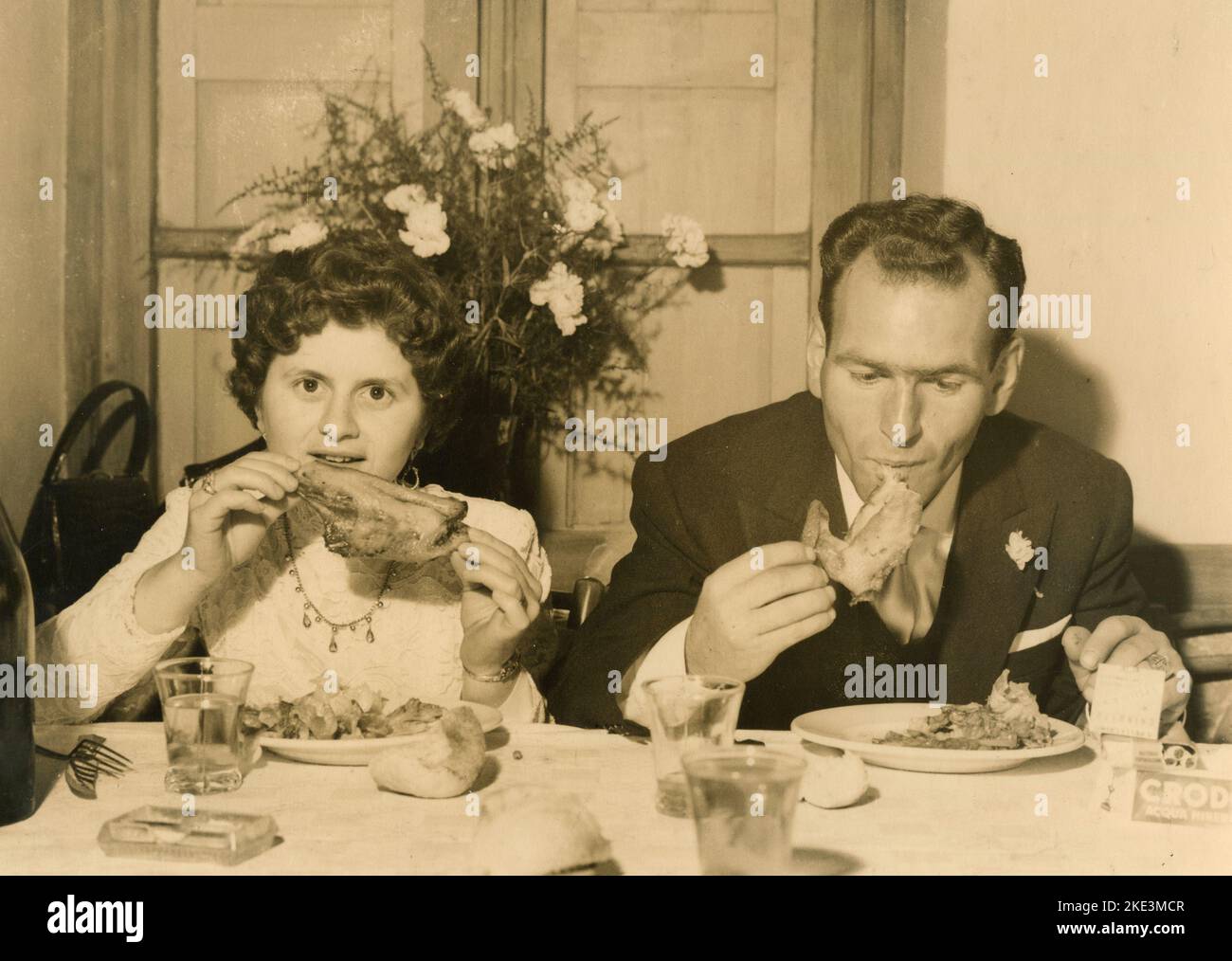 Wedding in a village in central Italy: The Bride and the Groom eating at the restaurant, 1950s Stock Photo