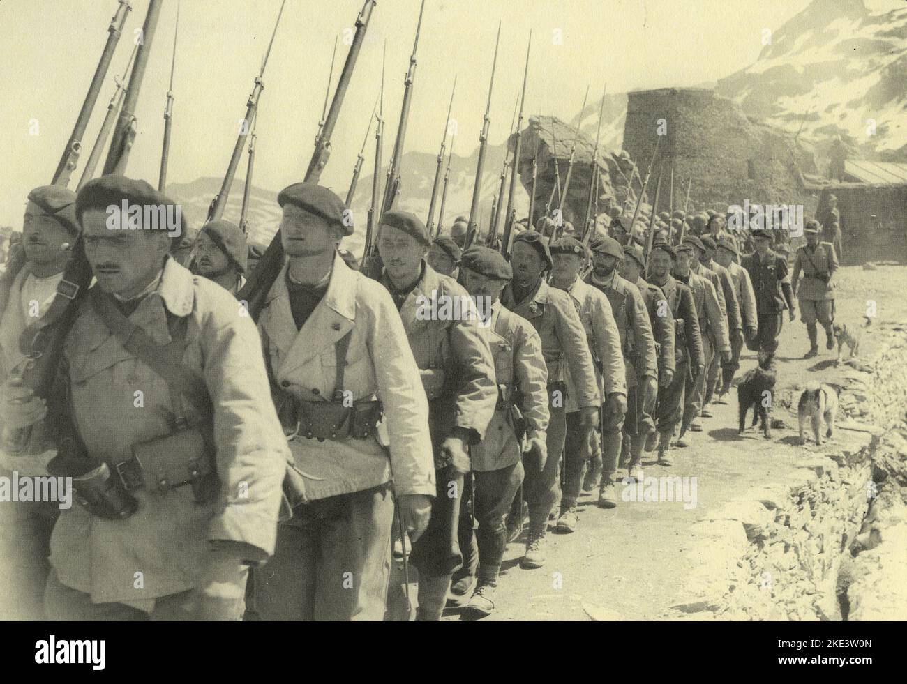 French Chasseurs des Alpes surrending with the honour of the arms at Traversette, France/Italy 1940 Stock Photo