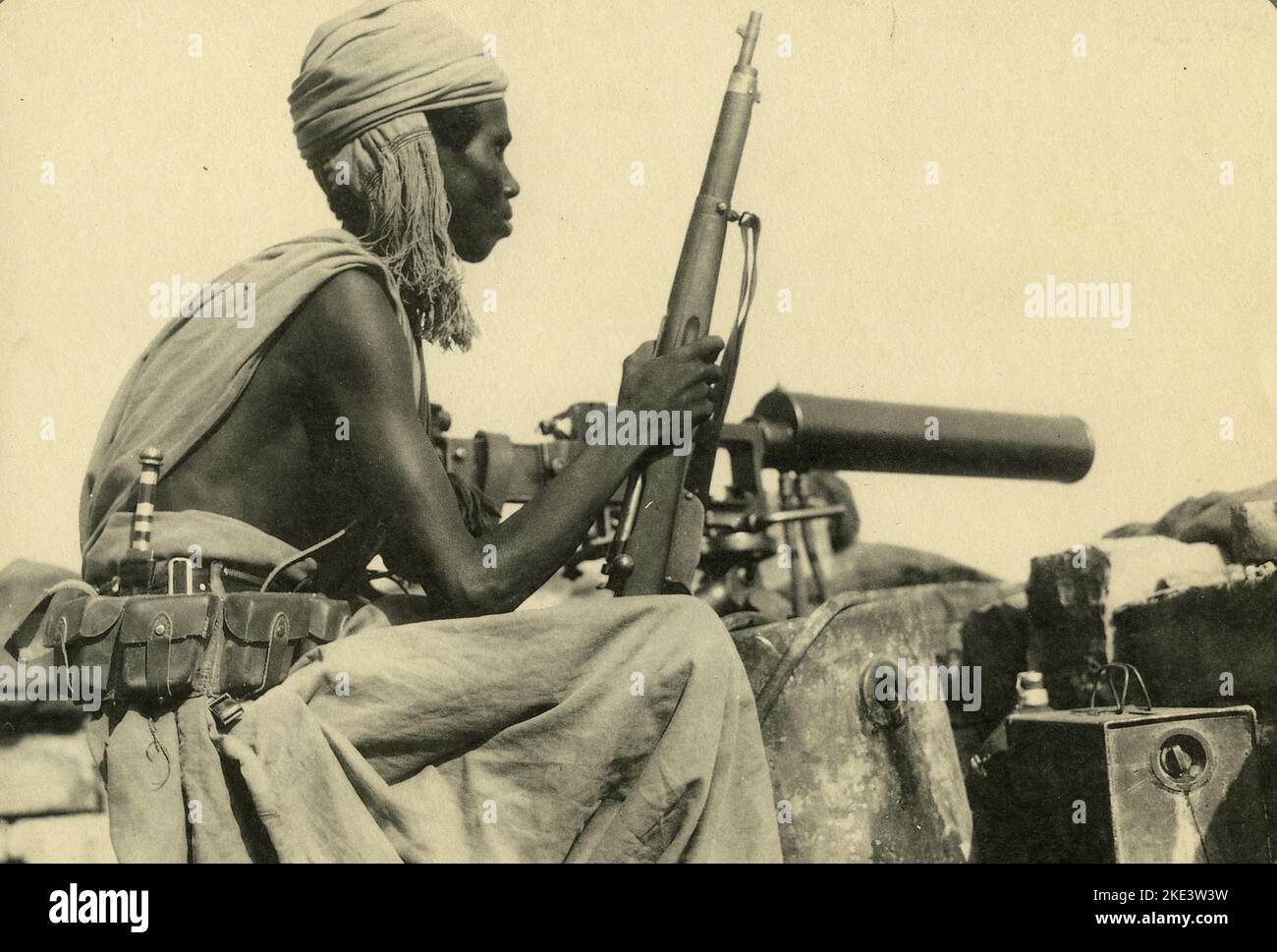 Abissinian enforced in the Italian army next to a FIAT 14 machine gun, Abissinian War 1936 Stock Photo