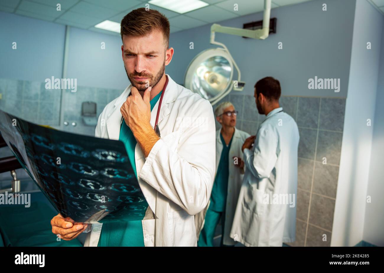Medical team doctors checking on X-ray results in hospital Stock Photo ...