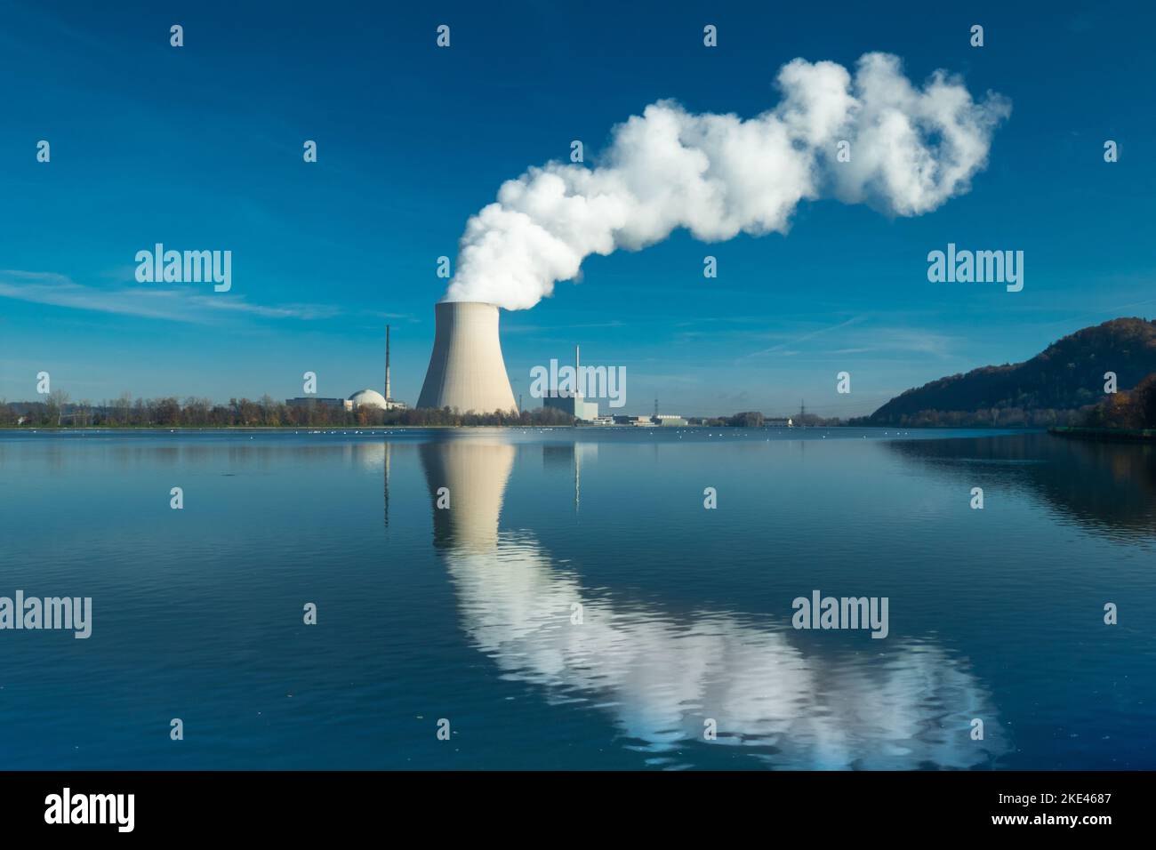 Atomkraftwerk Isar 2 in Betrieb /                 Nuclear power plant Isar 2 in operation / Stock Photo