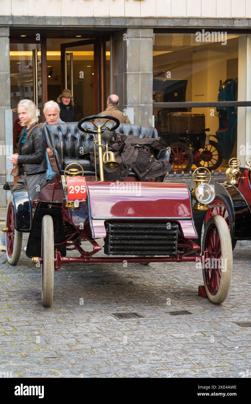 Veteran car outside the Blenheim Street entrance to Bonhams auction house. London, England, UK Stock Photo