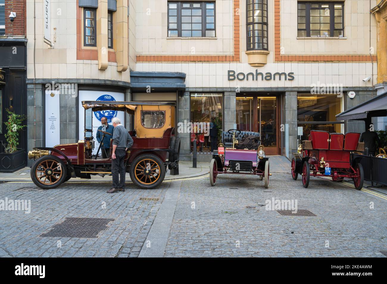 Veteran cars outside the Blenheim Street entrance to Bonhams auction house. London, England, UK Stock Photo