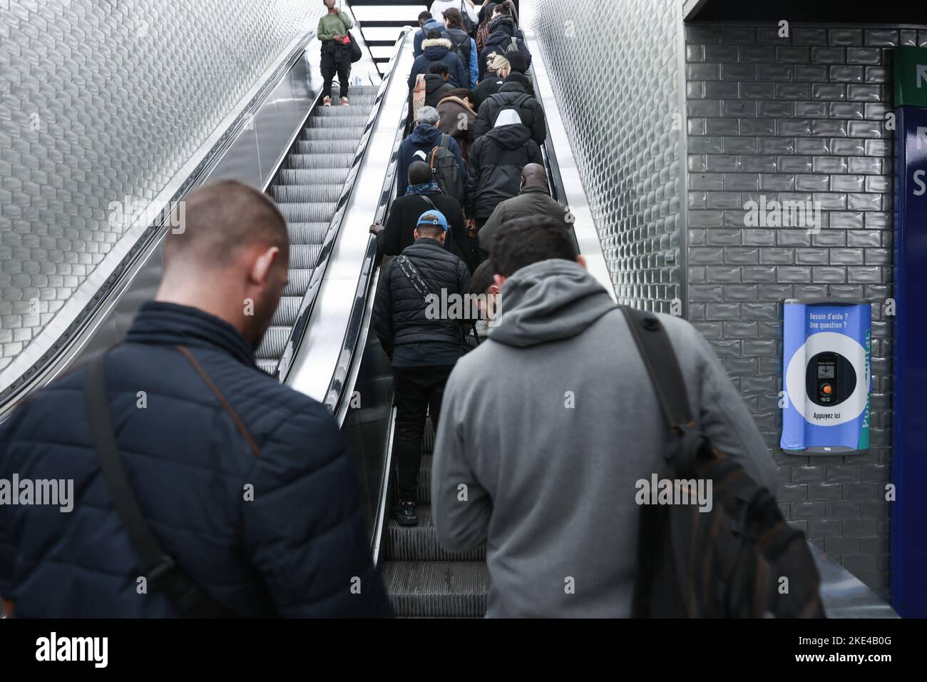 illustration-of-the-gare-de-chatelet-station-during-the-new-transport