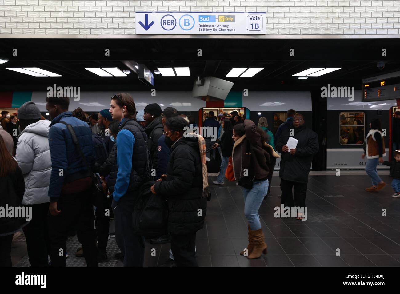 illustration-of-the-gare-de-chatelet-station-during-the-new-transport