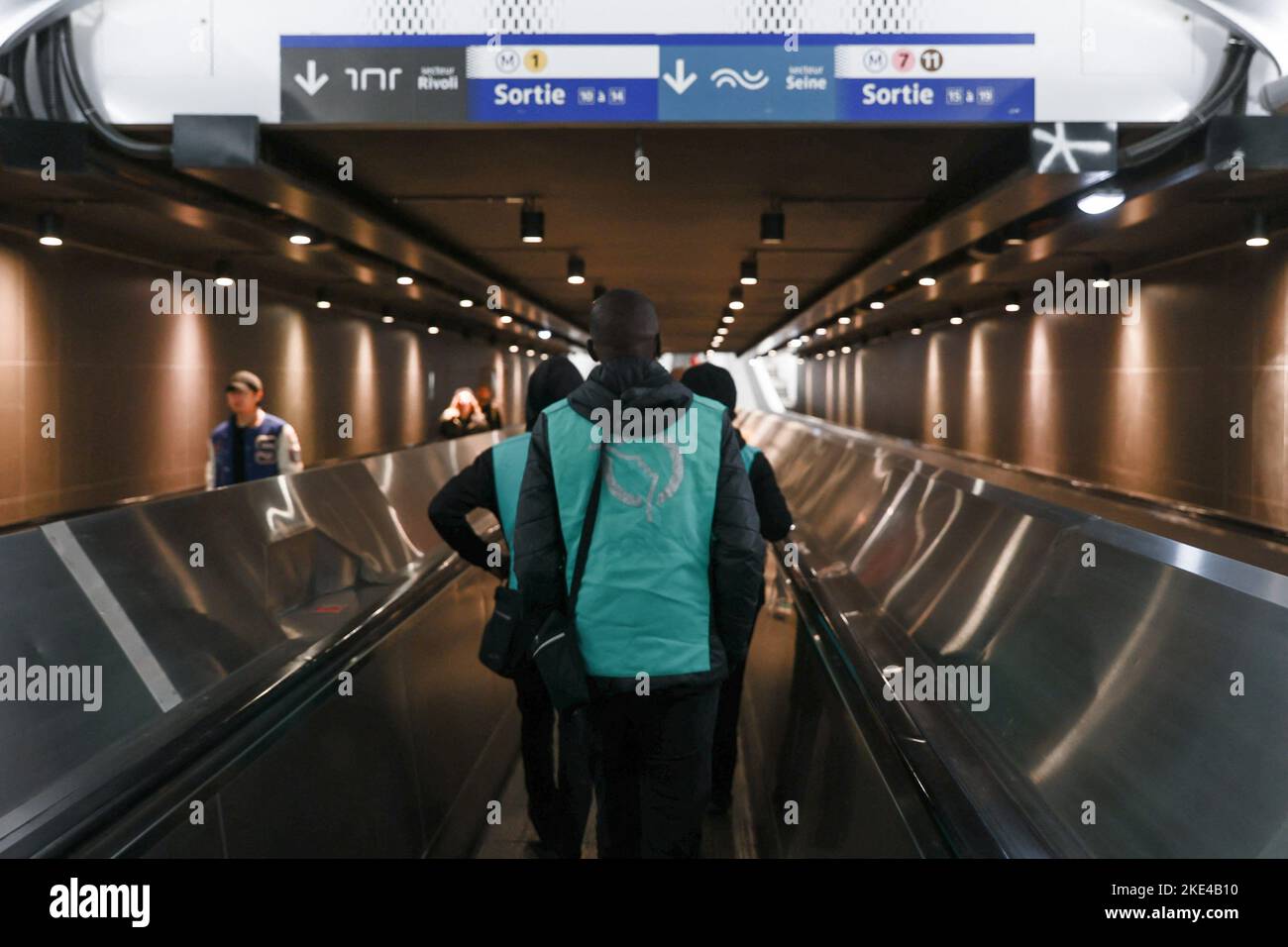 illustration-of-the-gare-de-chatelet-station-during-the-new-transport