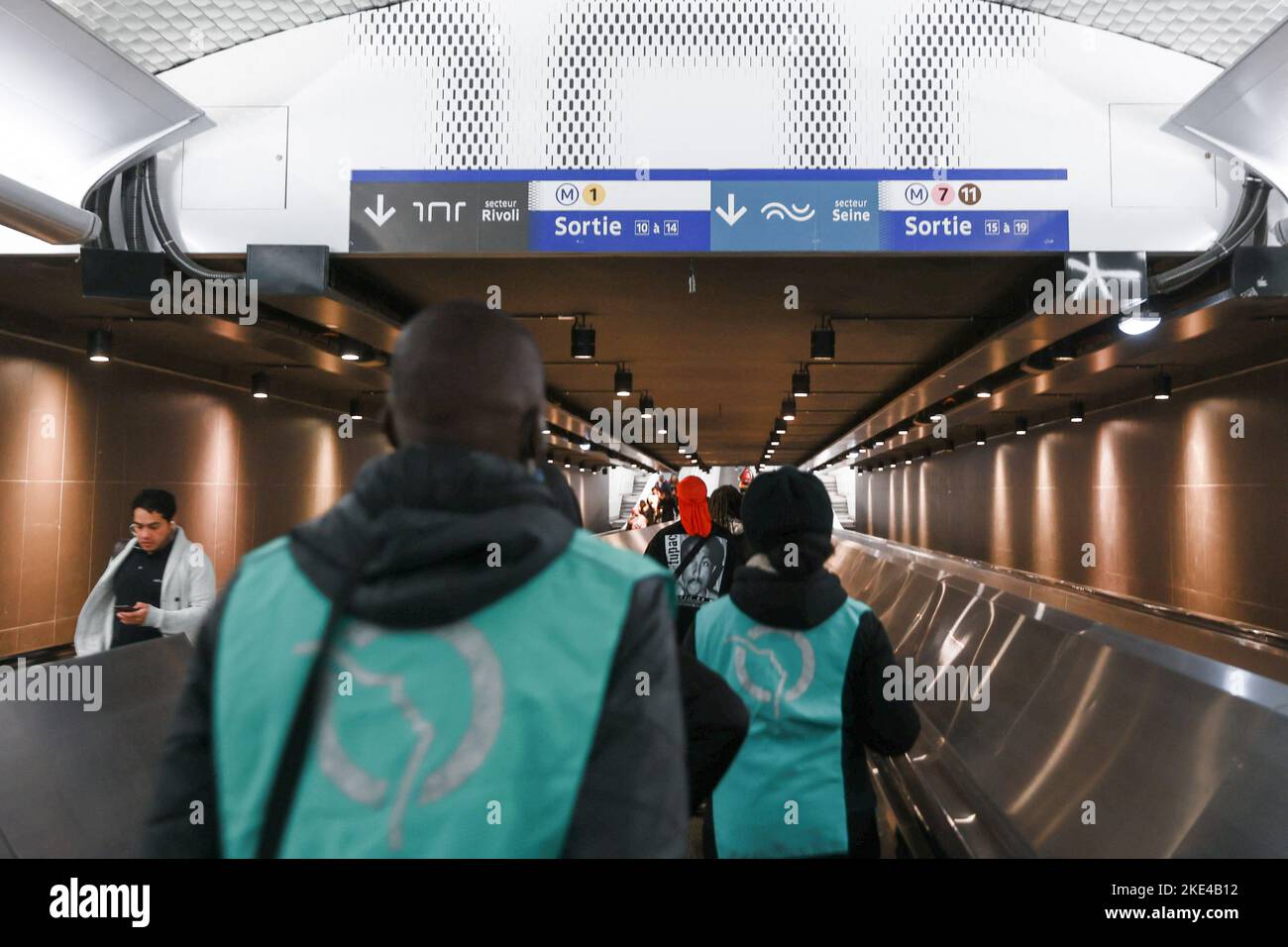 illustration-of-the-gare-de-chatelet-station-during-the-new-transport